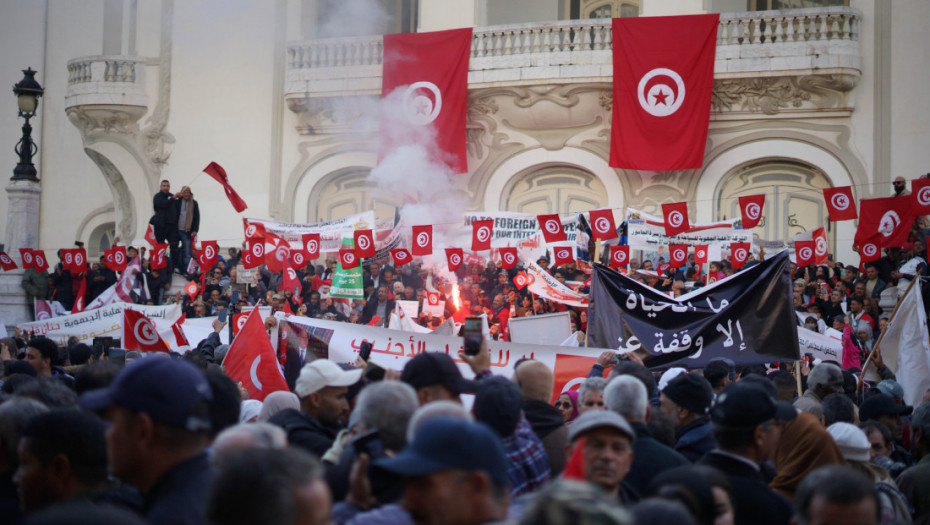 Pristalice predsednika Tunisa na ulicama grada, nazivaju opoziciju izdajnicima