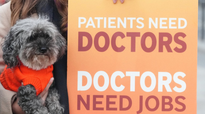 Lekari u Engleskoj započeli petodnevni štrajk zbog plata i uslova rada