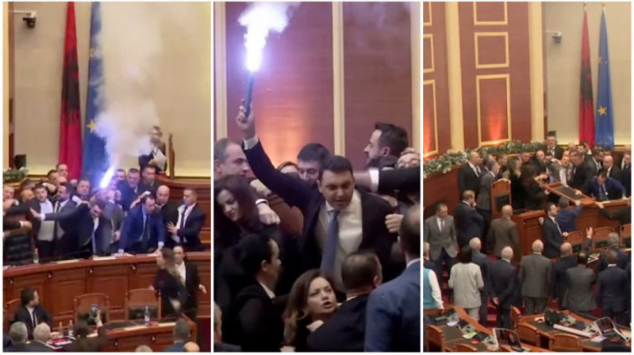 Haos u albanskoj skupštini: Opozicija palila baklje, pa se sukobila sa policijom (VIDEO)