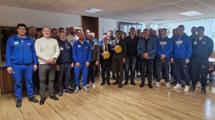 Srpskim vaterpolistima priređen svečani prijem u Kranju, Jeleniću uručio poklone domaćinu