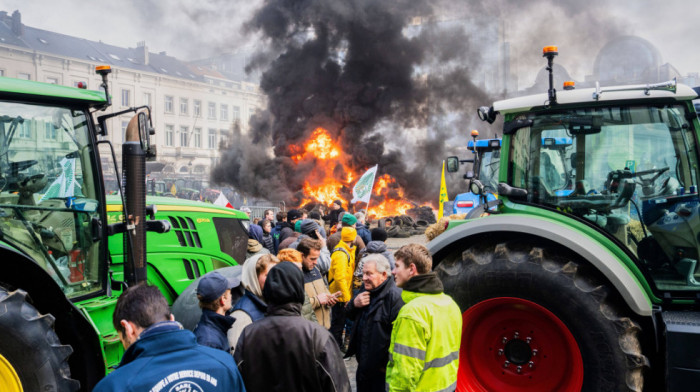 Poljoprivrednici traktorima blokirali prilaz aerodromu u Belgiji: Putnički prevoz nije pogođen