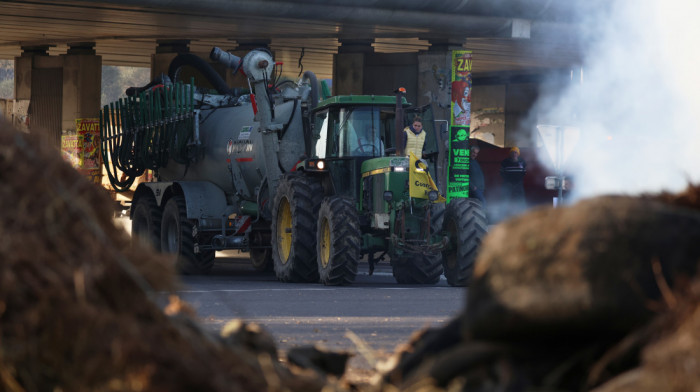 Poljoprivrednici u Francuskoj započeli proteste ispred Makronove rezidencije