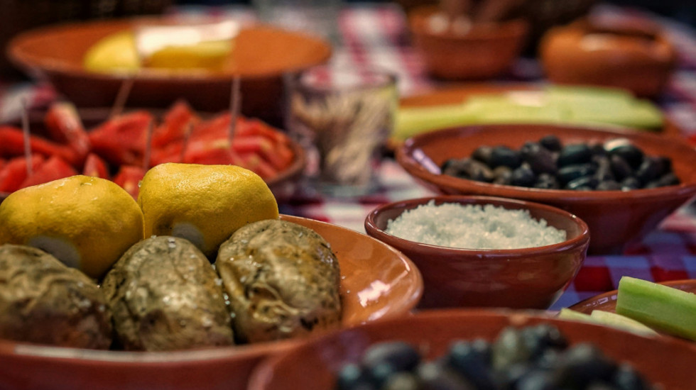 "Tanka je granica između uživanja i prejedanja": Kako da se izborimo sa posledicama prejedanja i mamurluka