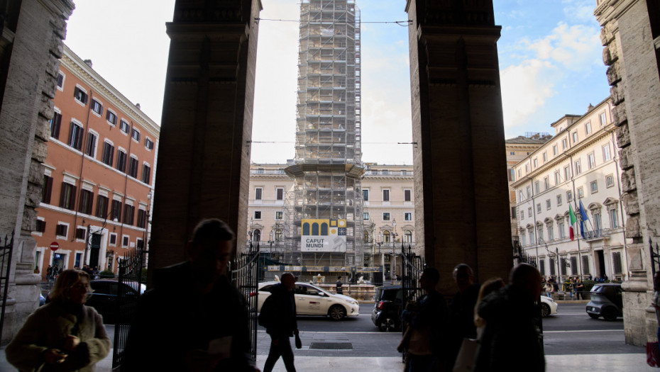 Svastike i nacistički simboli ispisani na zidovima dvorišta u Rimu