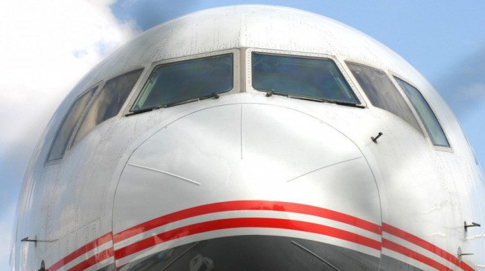 Pilot se zaključao u kokpit i odbio da poleti jer nije primio platu pet meseci