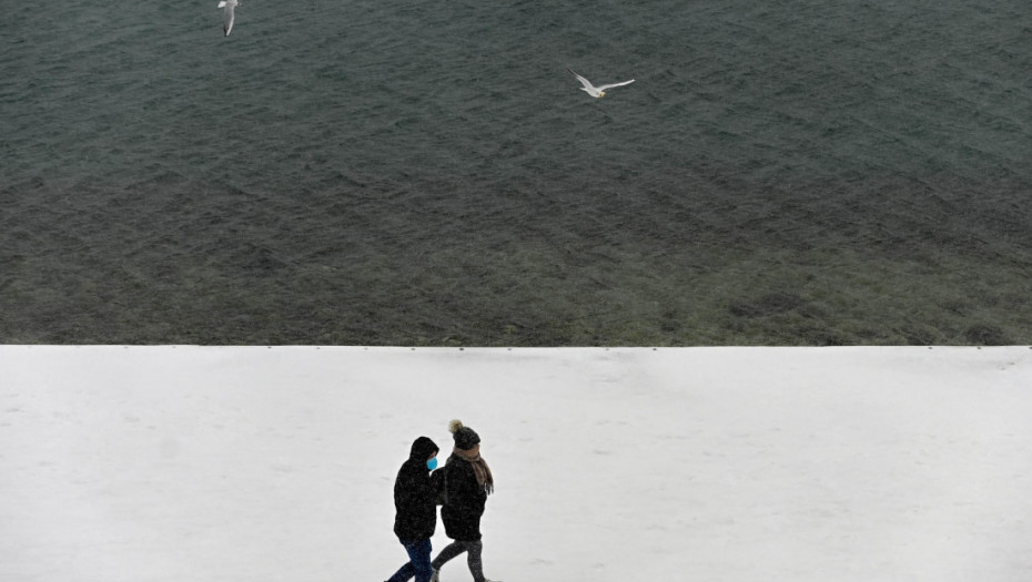 U Ohridskom jezeru postavljena podvodna novogodišnja jelka