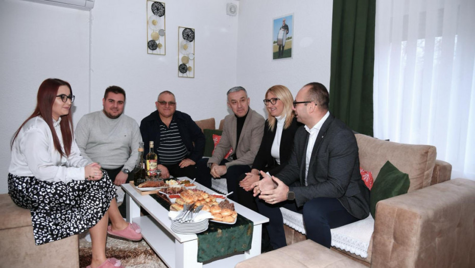 Predstavnici Srpske liste posetili osmočlanu porodicu Jović u Ranilugu
