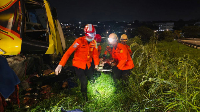 Najmanje 16 ljudi poginulo u prevrtanju putničkog autobusa u Indoneziji