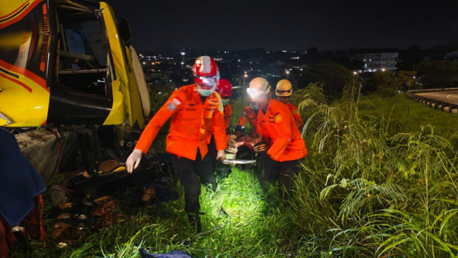 Najmanje 16 ljudi poginulo u prevrtanju putničkog autobusa u Indoneziji