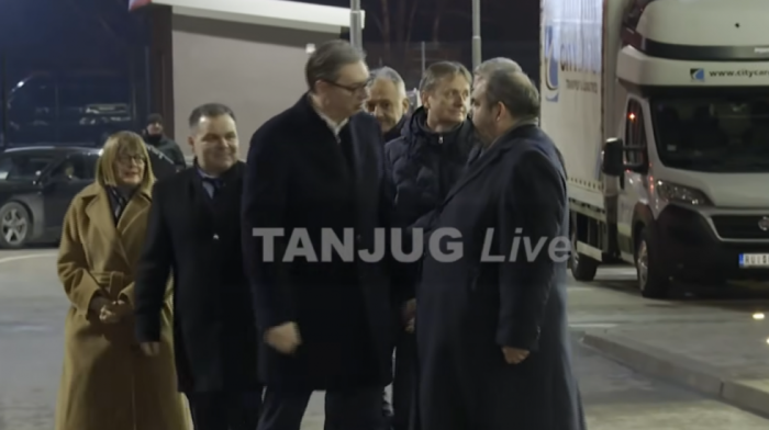 Vučić u Putincima prisustvuje otvaranju sportske hale i razgovara sa građanima