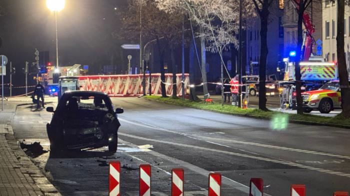 Incident u blizini božićne pijace u Hesenu: Automobil uleteo na autobusko stajalište, najmanje četiri osobe povređene