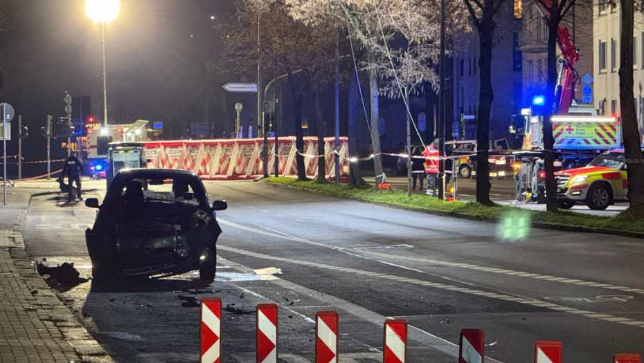 Incident u blizini božićne pijace u Hesenu: Automobil uleteo na autobusko stajalište, najmanje četiri osobe povređene