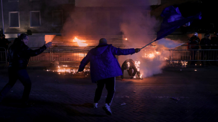 Napeto u Albaniji: Molotovljevi kokteli na zgradu vlade u Tirani tokom protesta