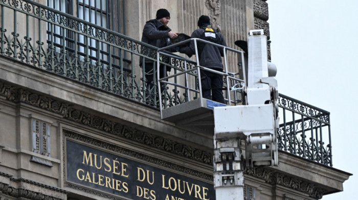 Bezbednosne mere nakon pljačke: Na prozore Apolonove galerije u Luvru postavljene rešetke (FOTO)