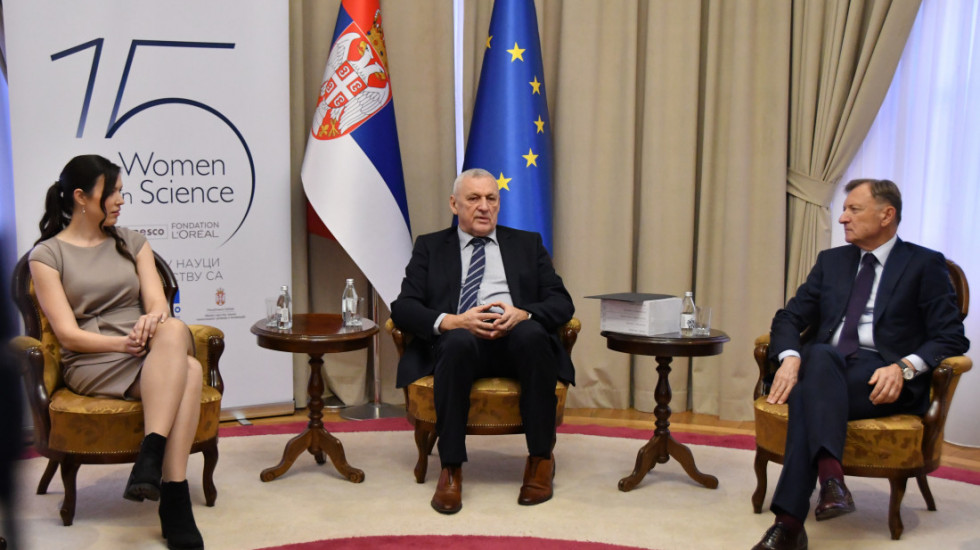 Balint uručio nagradu "Za žene u nauci" Milici Martinović, Jelici Milošević, Ani Savović