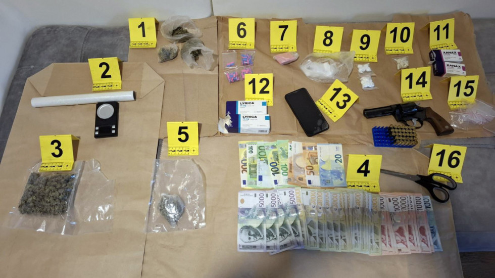 Uhapšen osumnjičeni zbog proizvodnje i prodaje narkotika: Policija mu u stanu pronašla kokain, MDMA i pištolj