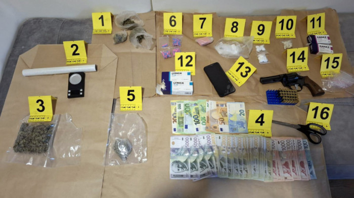 Uhapšen osumnjičeni zbog proizvodnje i prodaje narkotika: Policija mu u stanu pronašla kokain, MDMA i pištolj