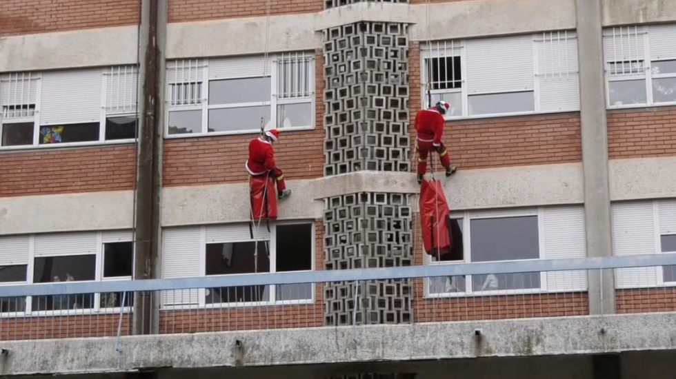 "Naša srca su puna": Spasioci GSS u kostimima Deda Mraza podelili paketiće deci iz bolnice u Kruševcu