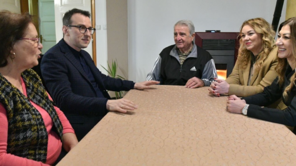 Petković sa interno raseljenom porodicom o važnosti izlaska na izbore 28. decembra (FOTO)