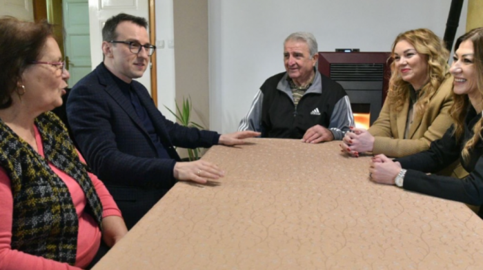 Petković sa interno raseljenom porodicom o važnosti izlaska na izbore 28. decembra (FOTO)