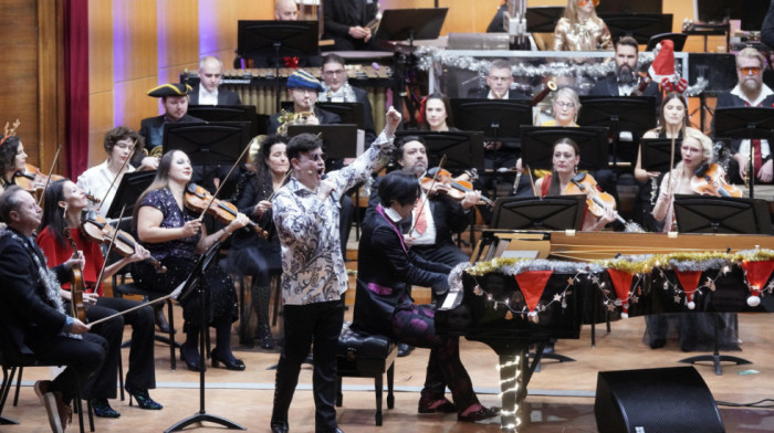 "Mala tiha praznična muzika": Duo Igudesman i Džu sa filharmoničarima svirali koncert za pamćenje