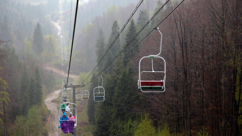 Žičara sa oko 80 ljudi se zaustavila na planini u Ukrajini, u toku akcija spasavanja