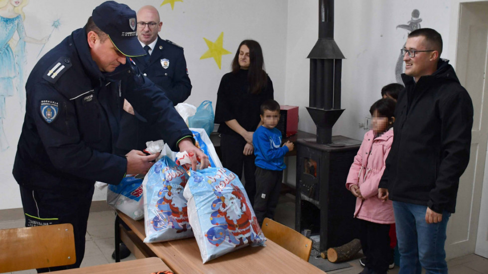 Ministar Dačić uputio novogodišnje pismo i poklone učenicima u seoskoj školi kod Prokuplja