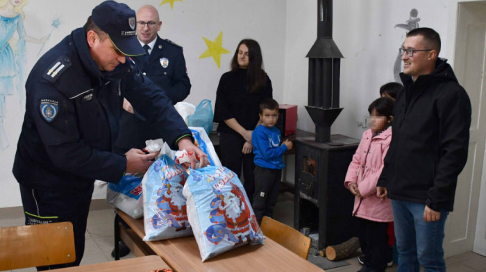 Ministar Dačić uputio novogodišnje pismo i poklone učenicima u seoskoj školi kod Prokuplja