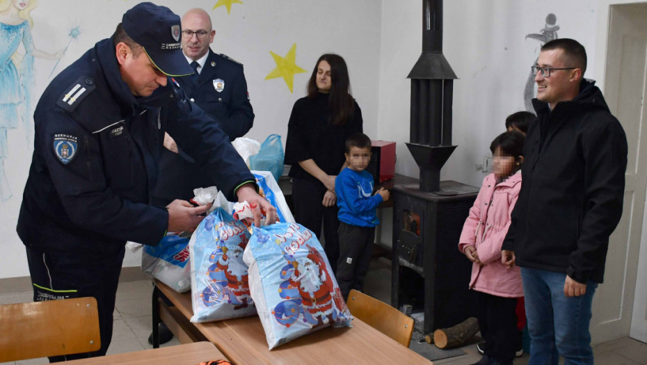 Ministar Dačić uputio novogodišnje pismo i poklone učenicima u seoskoj školi kod Prokuplja