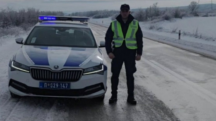 MUP apeluje na oprez: Sneg i praznične gužve otežavaju saobraćaj