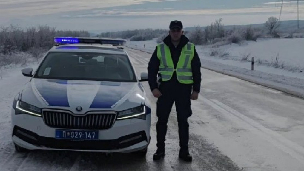 MUP apeluje na oprez: Sneg i praznične gužve otežavaju saobraćaj