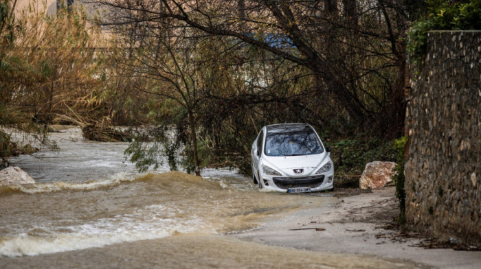 Francuska pogođena obilnim padavinama i snežnim lavinama