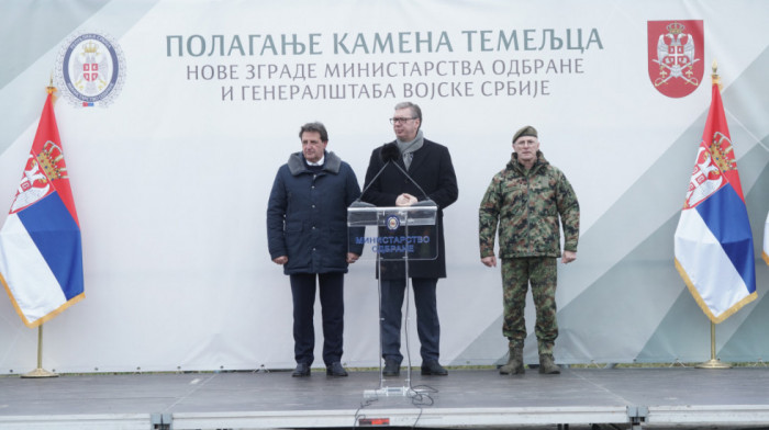 Vučić u kasarni na Banjici: U Srbiji uskoro proizvodnja visoko sofisticiranih dronova (FOTO)