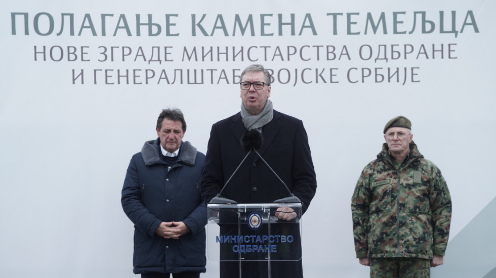 Vučić u kasarni na Banjici: U Srbiji uskoro fabrika za proizvodnju dronova (FOTO)