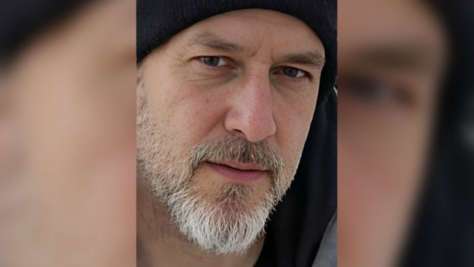 Ako vidite ovog muškarca odmah zovite policiju: Isekao ženu oštrim predmetom na Novom Beogradu, pa pobegao