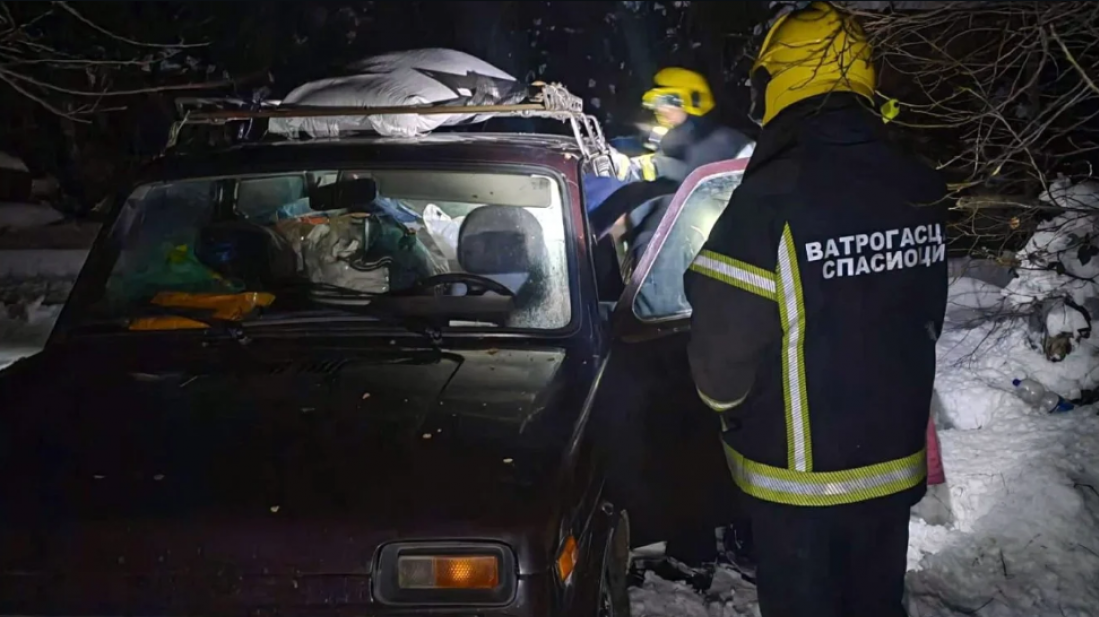 Automobil ostao zaglavljen u snežnom nanosu kod Kladova: Reagovale Vatrogasno-spasilačke jedinice