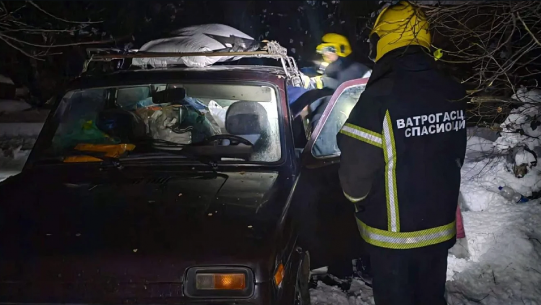 Automobil ostao zaglavljen u snežnom nanosu kod Kladova: Reagovale Vatrogasno-spasilačke jedinice