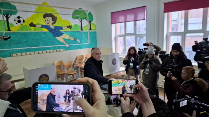 IZBORI NA KOSOVU I METOHIJI Zlatan Elek glasao u pratnji brojnih funkcionera Srpske liste