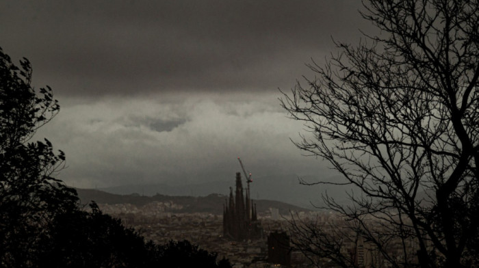 Crveni alarm u Kataloniji: Vetar ruši krovove, šestoro povređeno, zatvoreni putevi i železnički saobraćaj