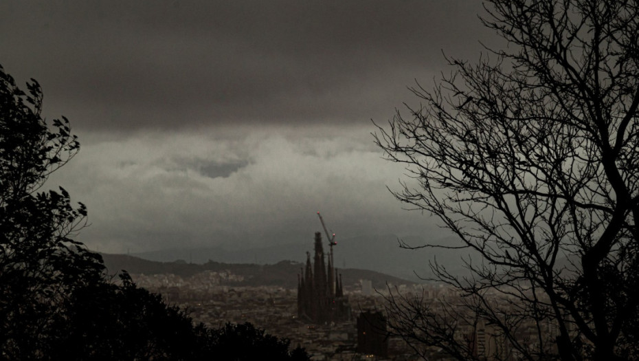 Crveni alarm u Kataloniji: Vetar ruši krovove, šestoro povređeno, zatvoreni putevi i železnički saobraćaj