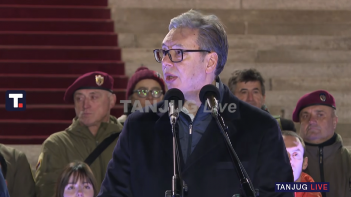 Vučić stigao na plato ispred Doma Skupštine, dočekao ga veliki broj građana