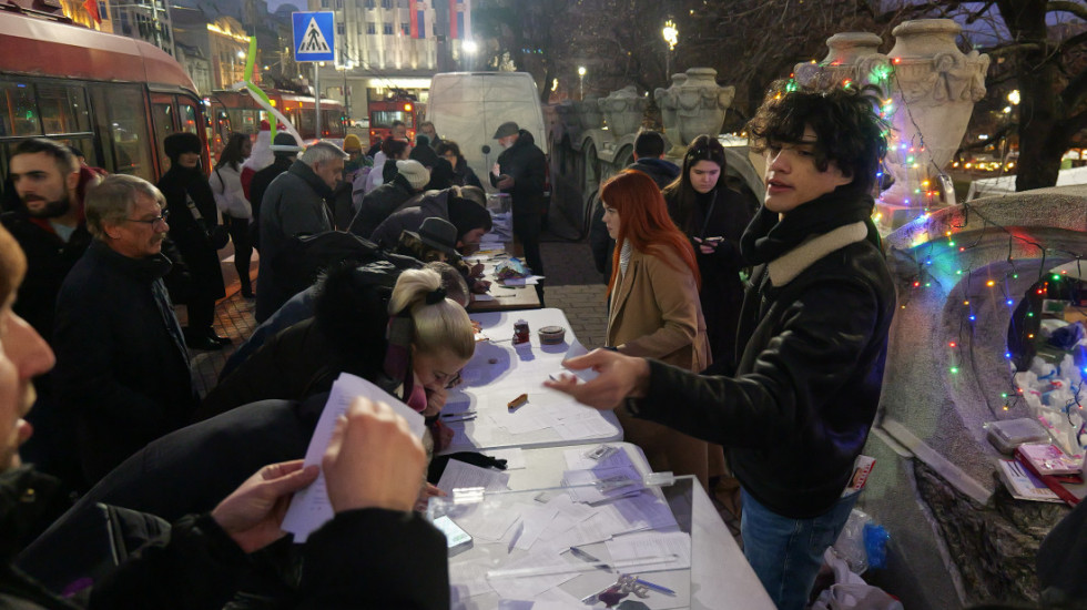 Studenti u blokadi prikupljali potpise za vanredne izbore, podržao ih deo opozicije