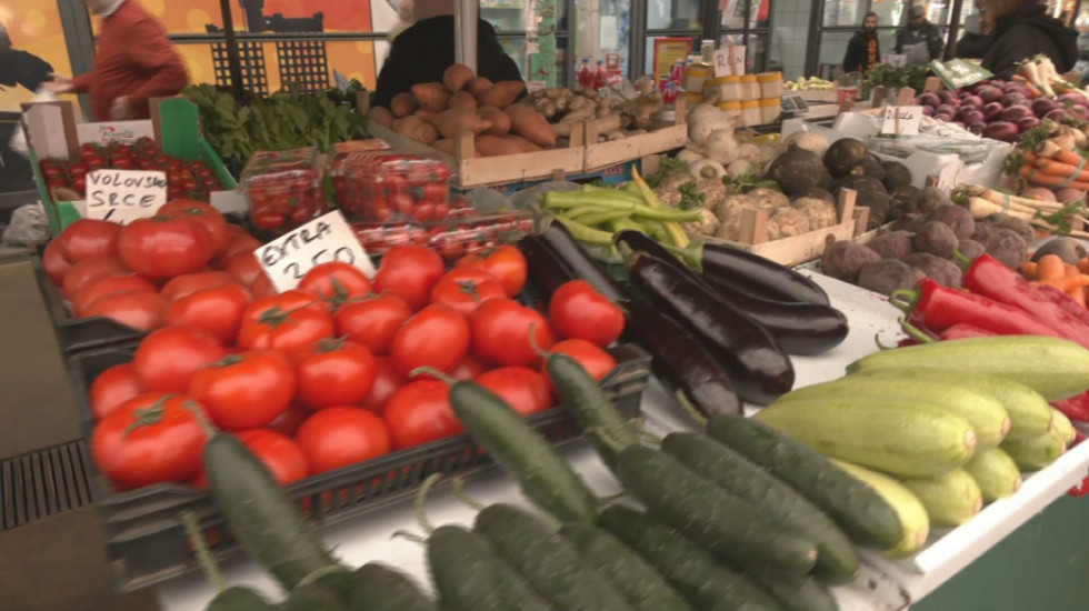 Praznici stižu, na tezgama snižene cene: Veliki broj prodavaca u akciji JKP "Beogradske pijace"