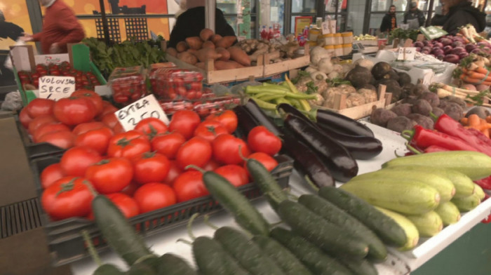 Praznici stižu, na tezgama snižene cene: Veliki broj prodavaca u akciji JKP "Beogradske pijace"