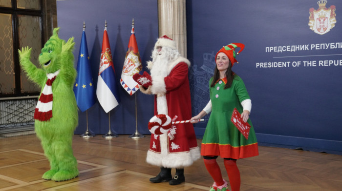 Vučić podelio paketiće deci u Predsedništvu, poželeo im srećnu i uspešnu Novu godinu