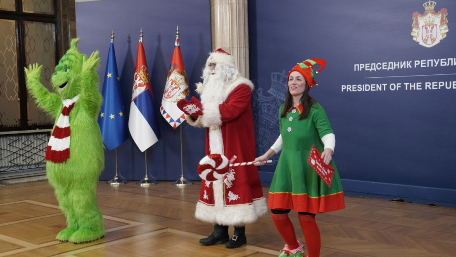 Vučić podelio paketiće deci u Predsedništvu, poželeo im srećnu i uspešnu Novu godinu