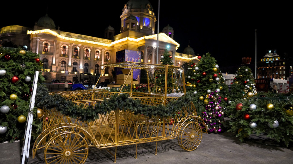 Božićno selo ispred Skupštine Srbije: Štandovi i jelke zamenili šatore (VIDEO, FOTO)