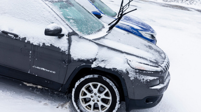 Zimski košmari sa ledom: Kako očistiti vozilo bez grešaka koje mogu da vas koštaju papreno