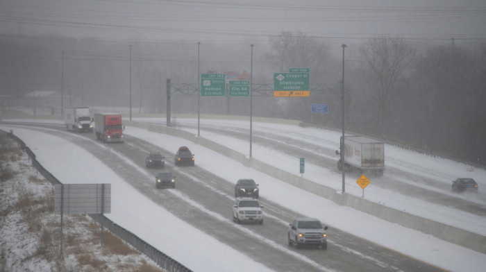 Snažna zimska oluja zahvatila delove SAD: Zabeleženo na stotine saobraćajnih nesreća i kašnjenja letova