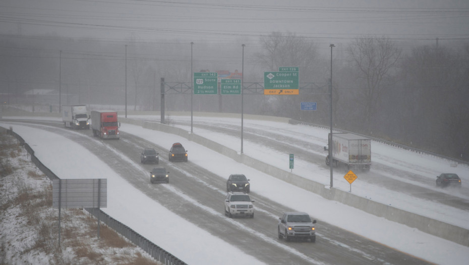 Snažna zimska oluja zahvatila delove SAD: Zabeleženo na stotine saobraćajnih nesreća i kašnjenja letova